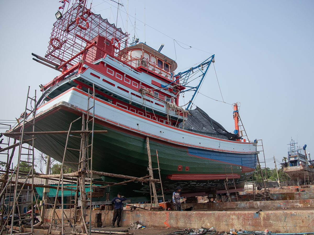 เรือประมงที่ขึ้นคานเพื่อซ่อมบำรุงและทาสีใหม่